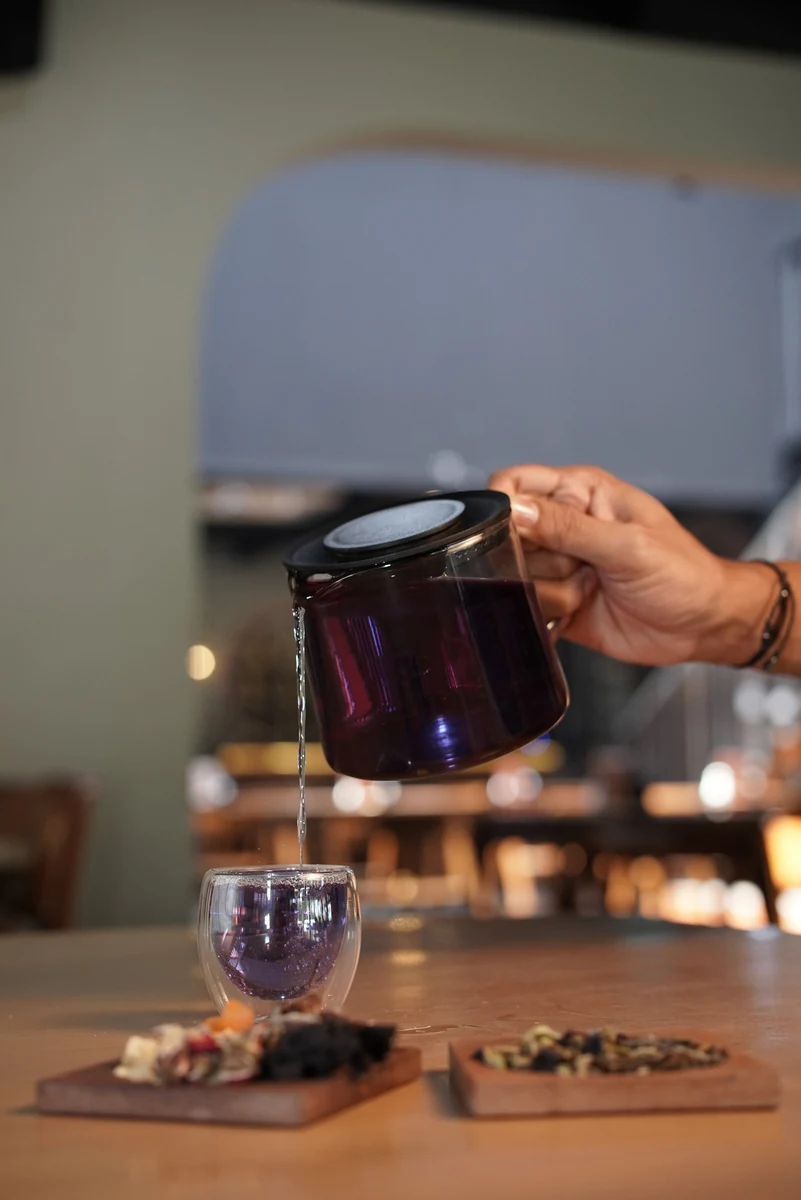 Barista Bosscha Space menuang seduhan teh butterfly pea berwarna ungu